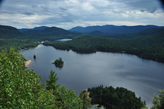 A magnífica vista do Parc National du Mont -Tremblant, na província de Quebec, no Canadá, vista do alto de uma das trilhas mais populares